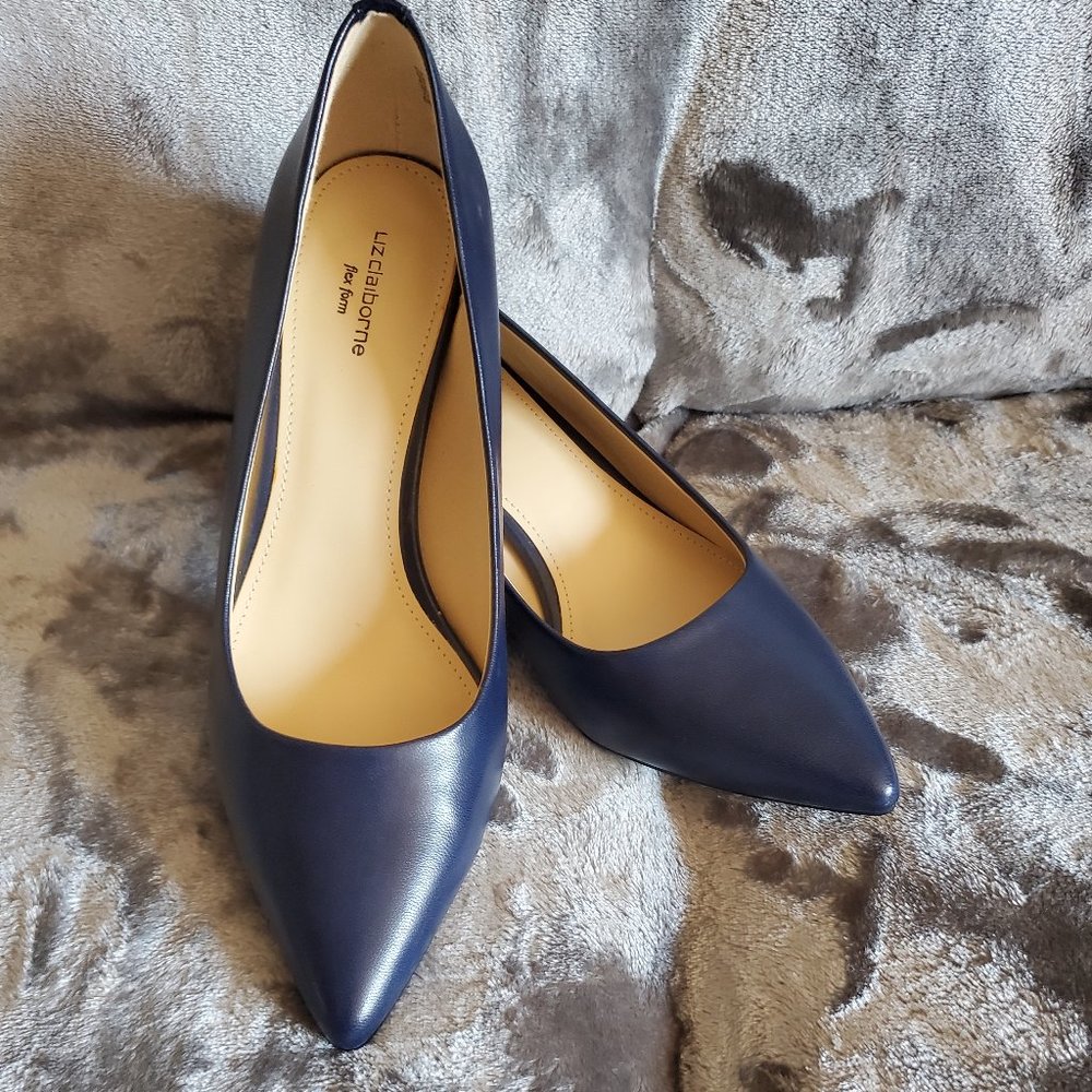 NWOT - Liz Claiborne - Navy low heeled pump Size7M